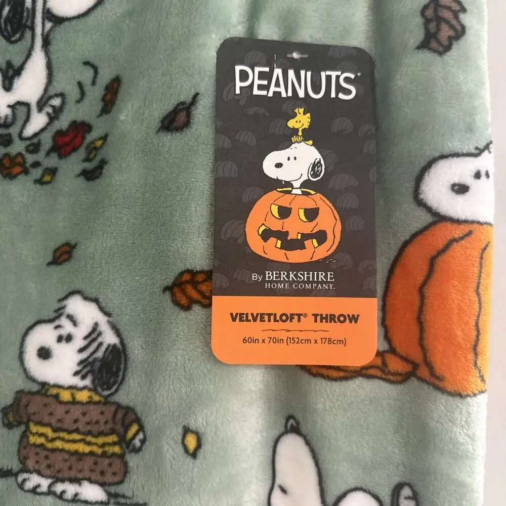 Peanuts Snoopy in Sweater 70x60” Fall Autumn Leaves Leaf Pumpkin Blanket Green